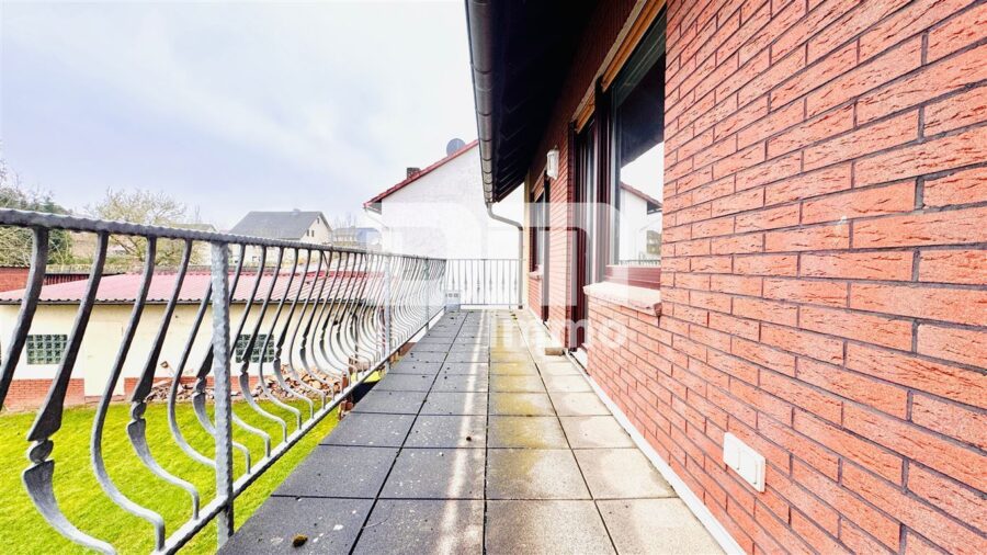 Gepflegtes Ein- bis Zweifamilienhaus + Garage, Terrasse und Balkon auf großem Grundstück - OG Balkon